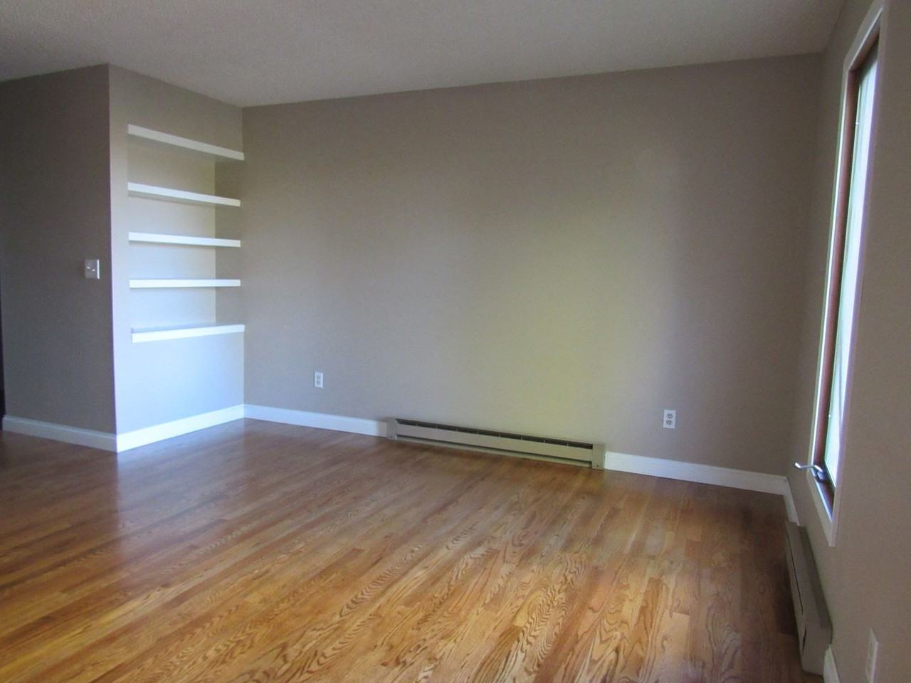 1025 Surrey Ct - Photo 5 of 29
