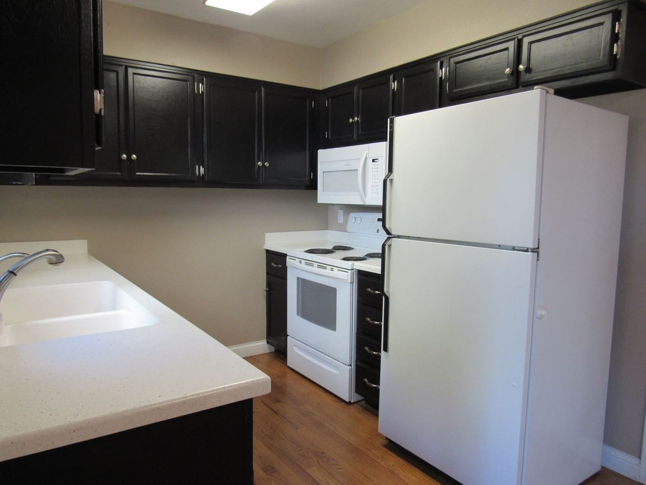 1025 Surrey Ct - Photo 7 of 29