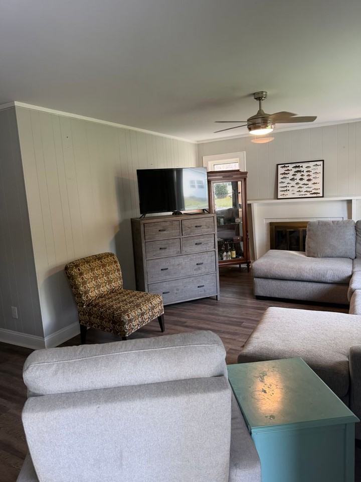 2011 Henderson Ave - Photo 4 of 12