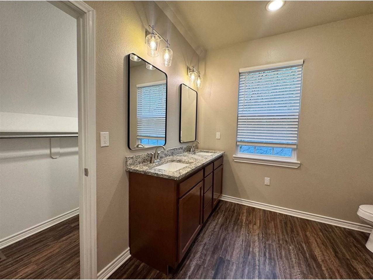 305 Maple Ave - Photo 4 of 17