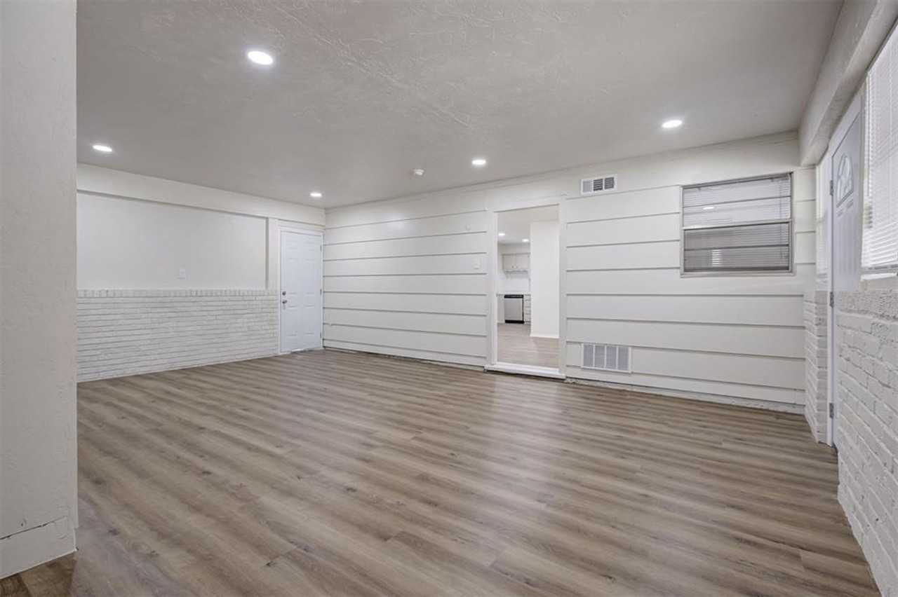 2741 Sw 60th St - Photo 4 of 26