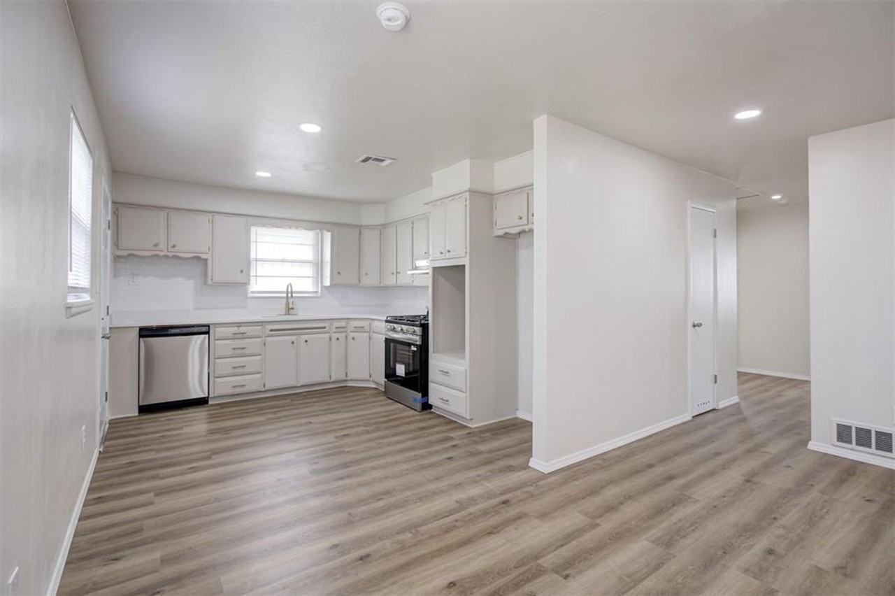 2741 Sw 60th St - Photo 5 of 26