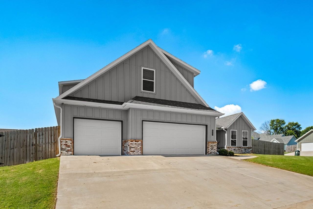 823 Mueller Way - Photo 2 of 33
