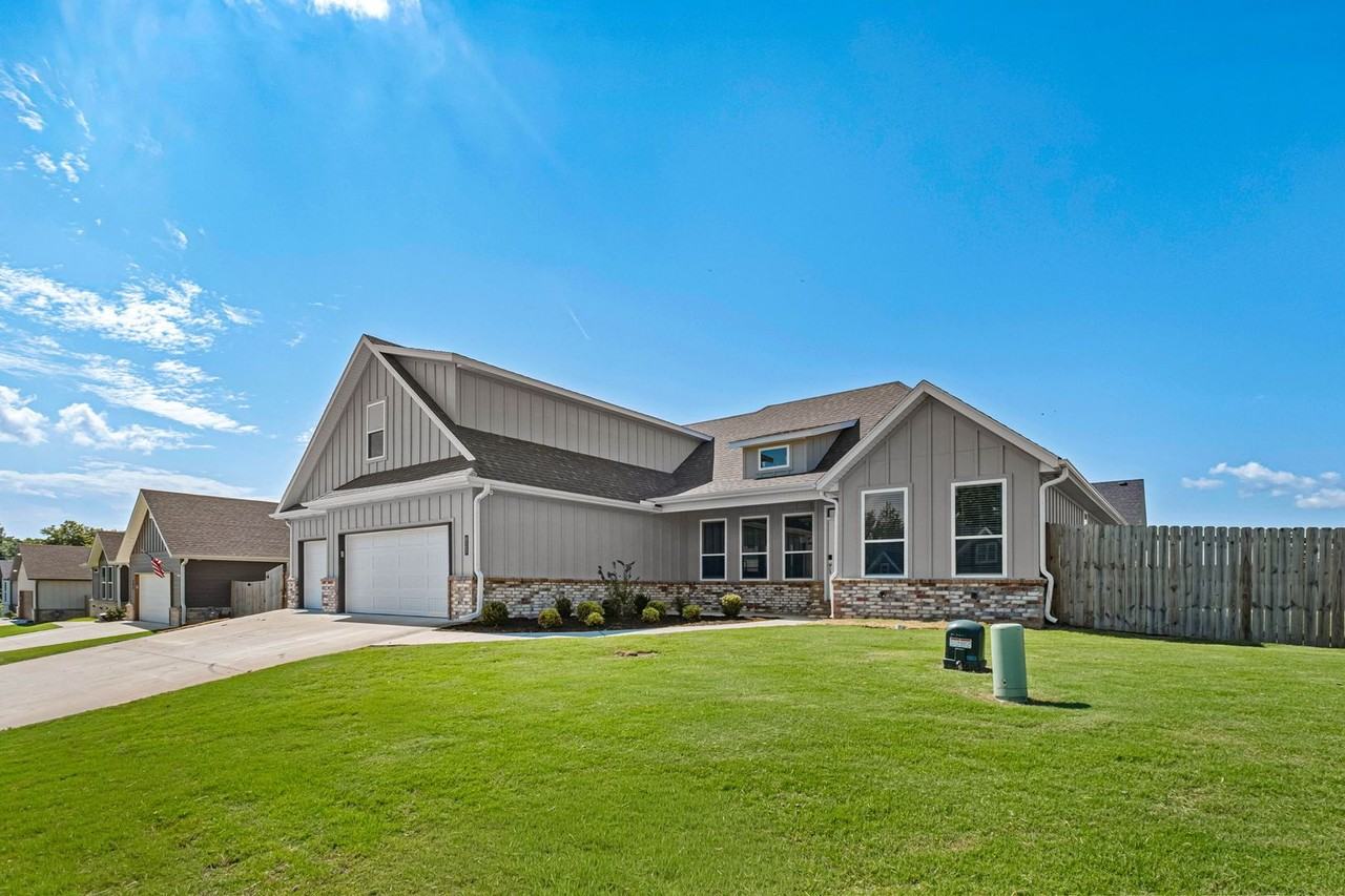 823 Mueller Way - Photo 3 of 33