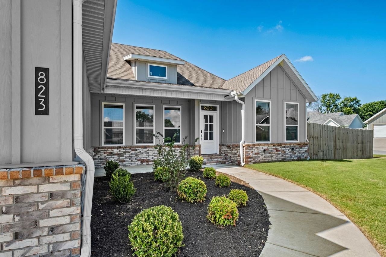 823 Mueller Way - Photo 4 of 33