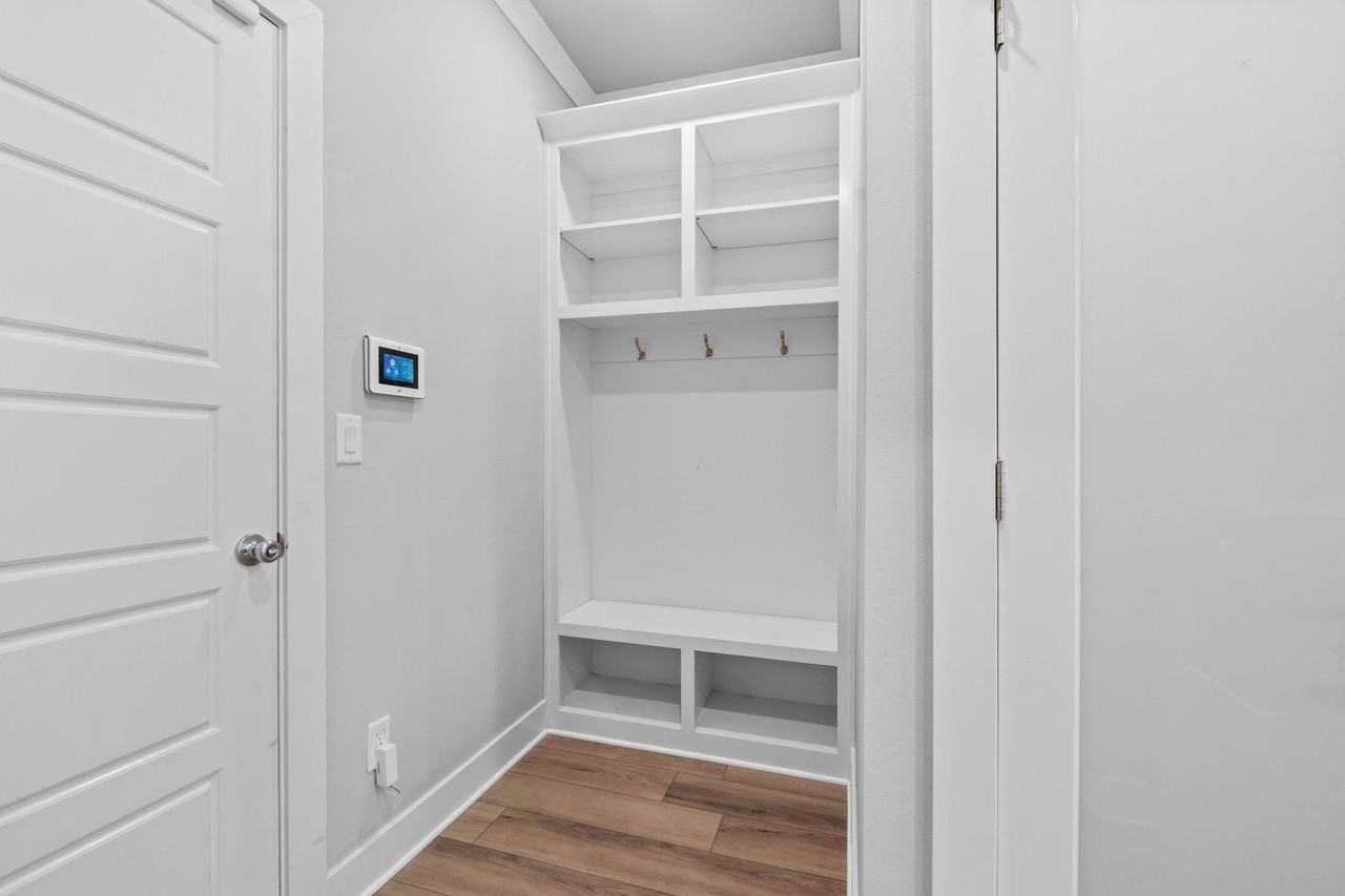823 Mueller Way - Photo 5 of 33
