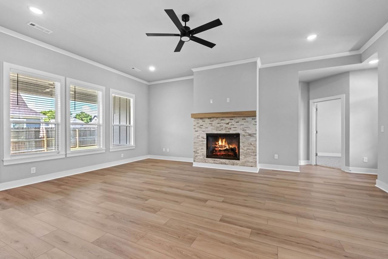 823 Mueller Way - Photo 6 of 33