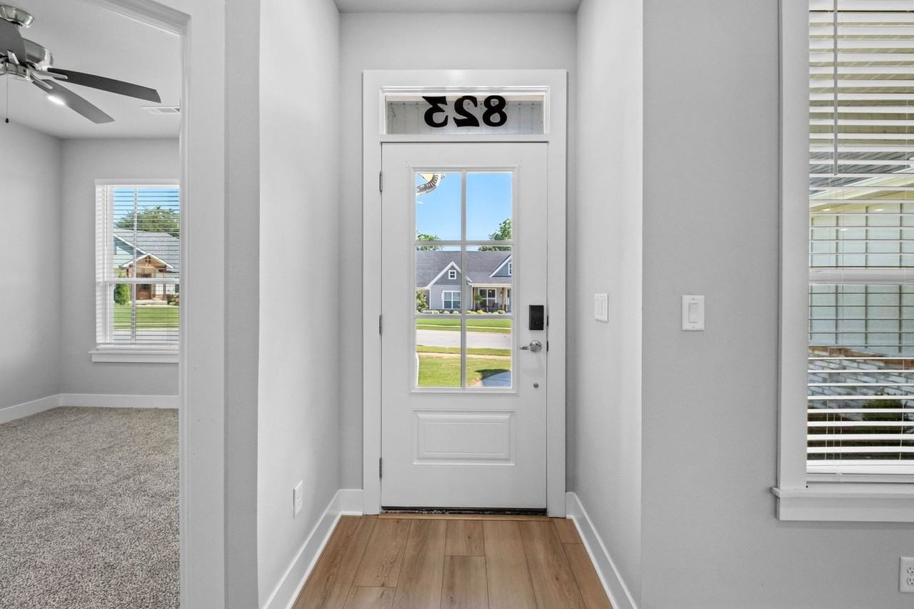823 Mueller Way - Photo 7 of 33