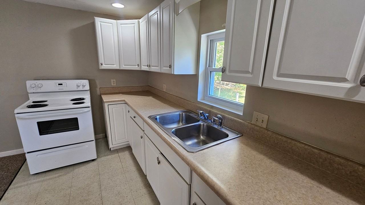 189 Markey St #B - Photo 3 of 11