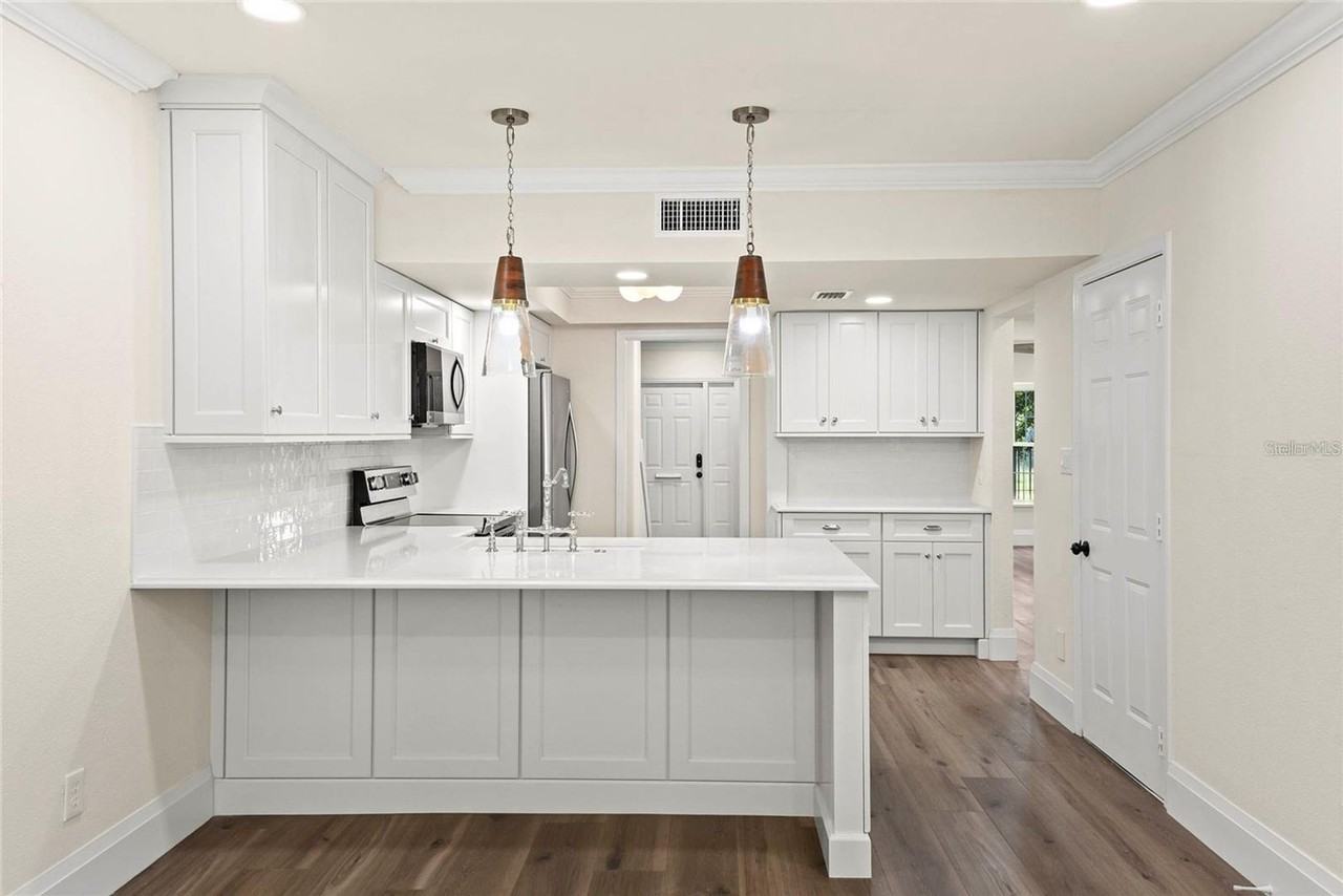 212 S Summerlin Ave - Photo 7 of 8