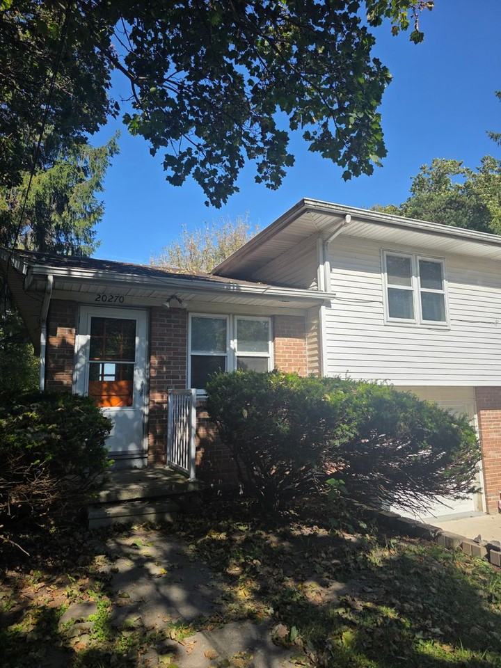 20270 Oak St - Photo 2 of 22
