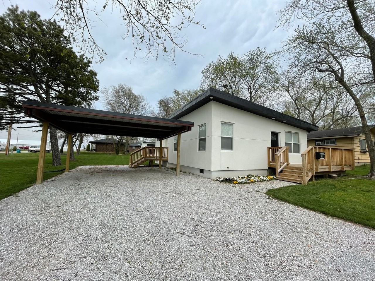 341 W Summit St - Photo 5 of 45