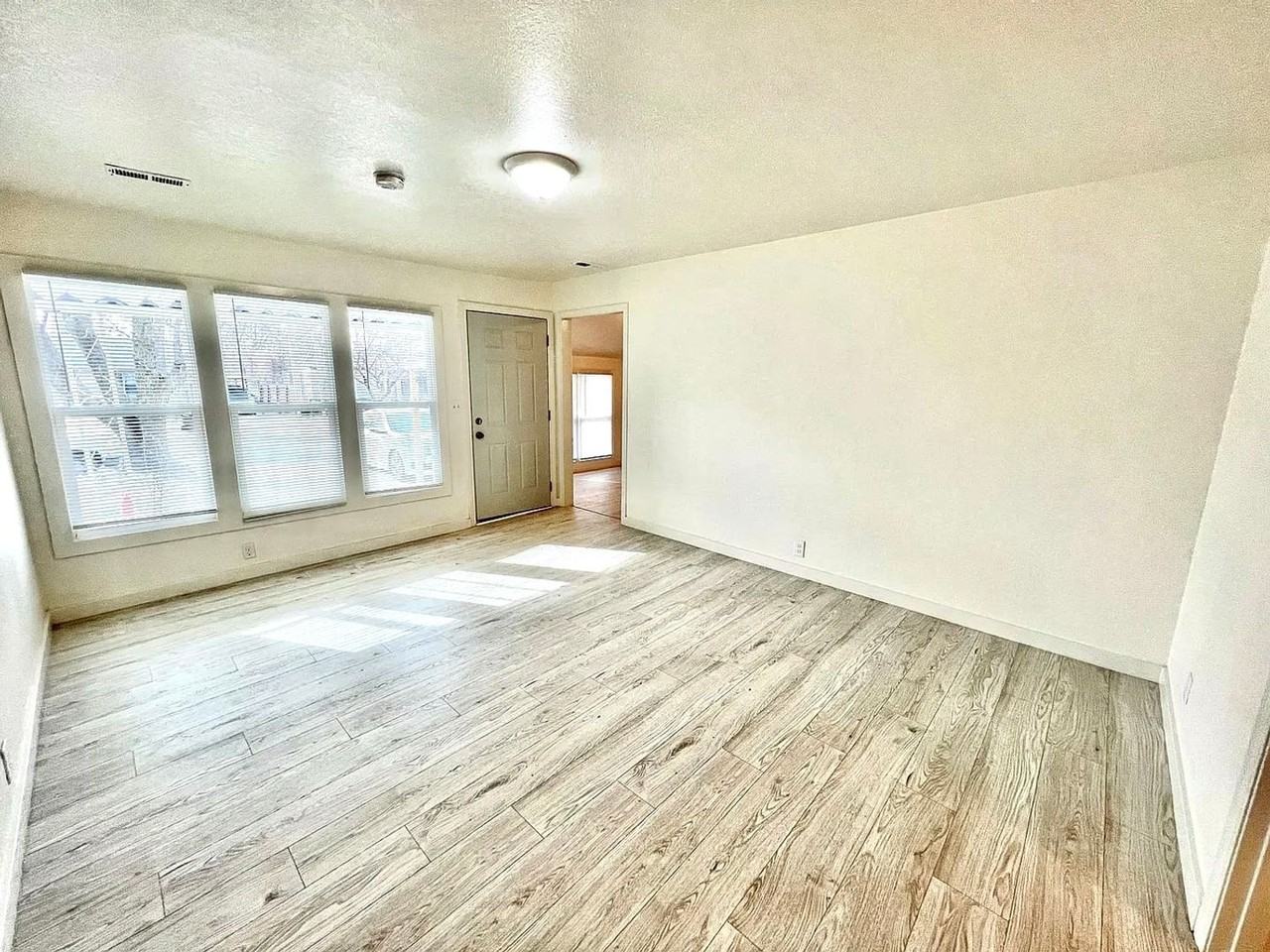1246 N Erie Ave - Photo 2 of 4