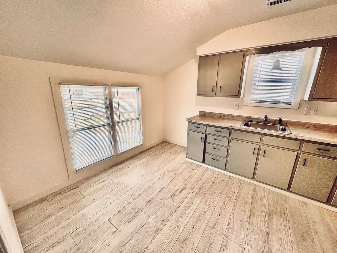 1246 N Erie Ave - Photo 3 of 4