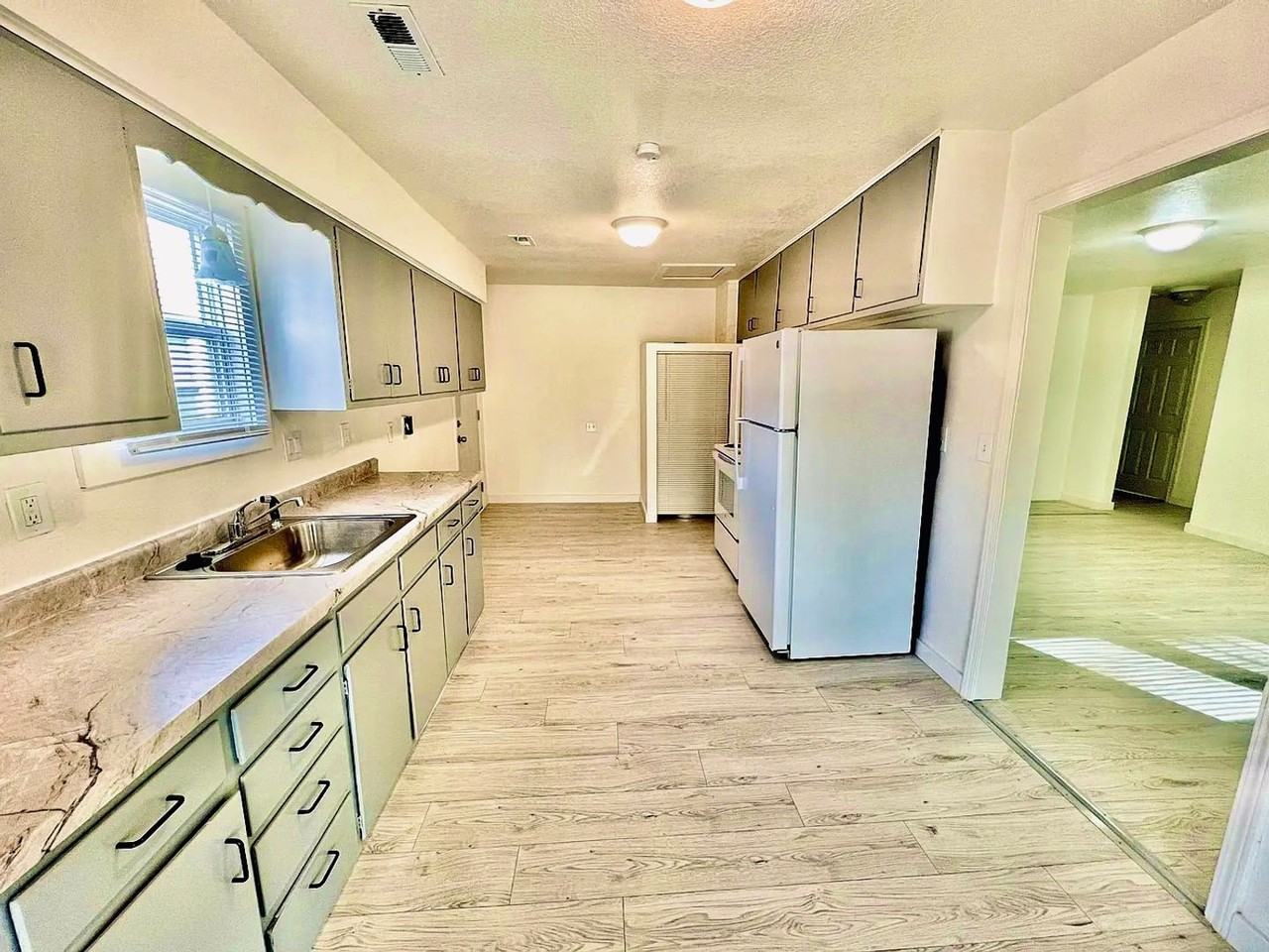1246 N Erie Ave - Photo 4 of 4