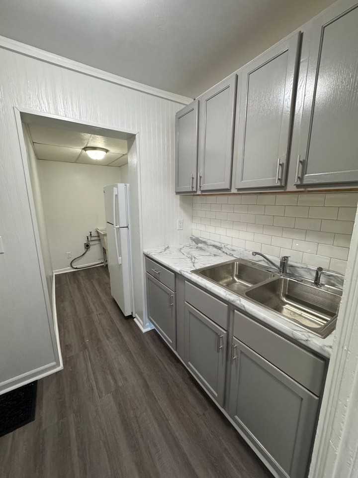 1012 N Court St - Photo 2 of 12