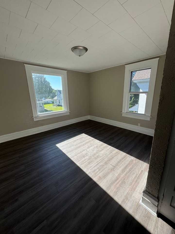 1012 N Court St - Photo 4 of 12