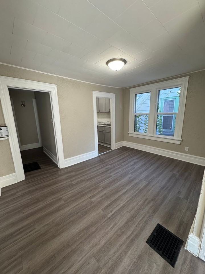 1012 N Court St - Photo 6 of 12