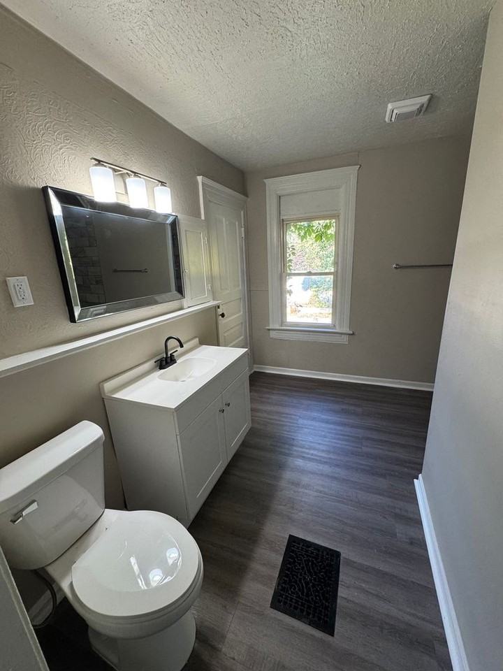 1012 N Court St - Photo 7 of 12