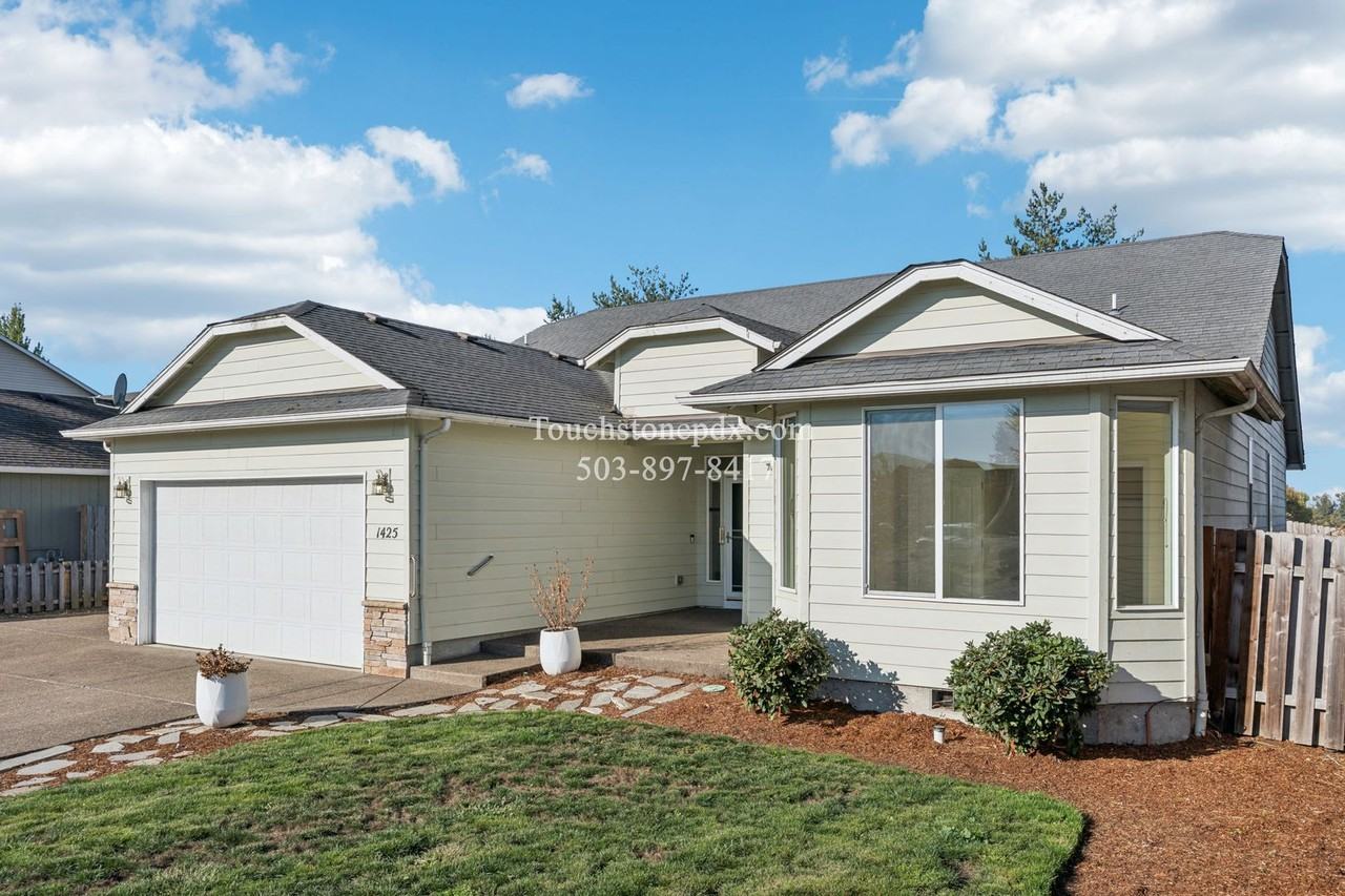 1425 Mt View Ln - Photo 3 of 38