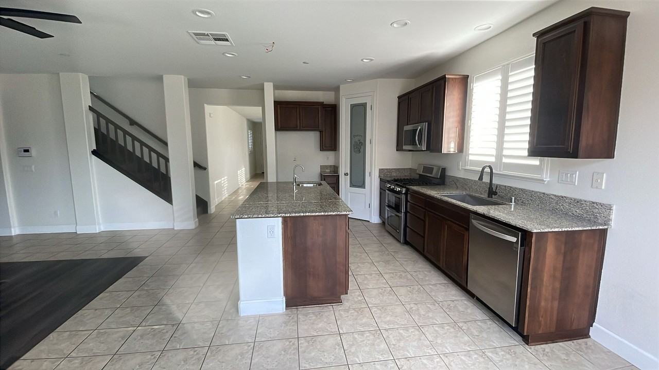 1525 Bayside Rd - Photo 5 of 12