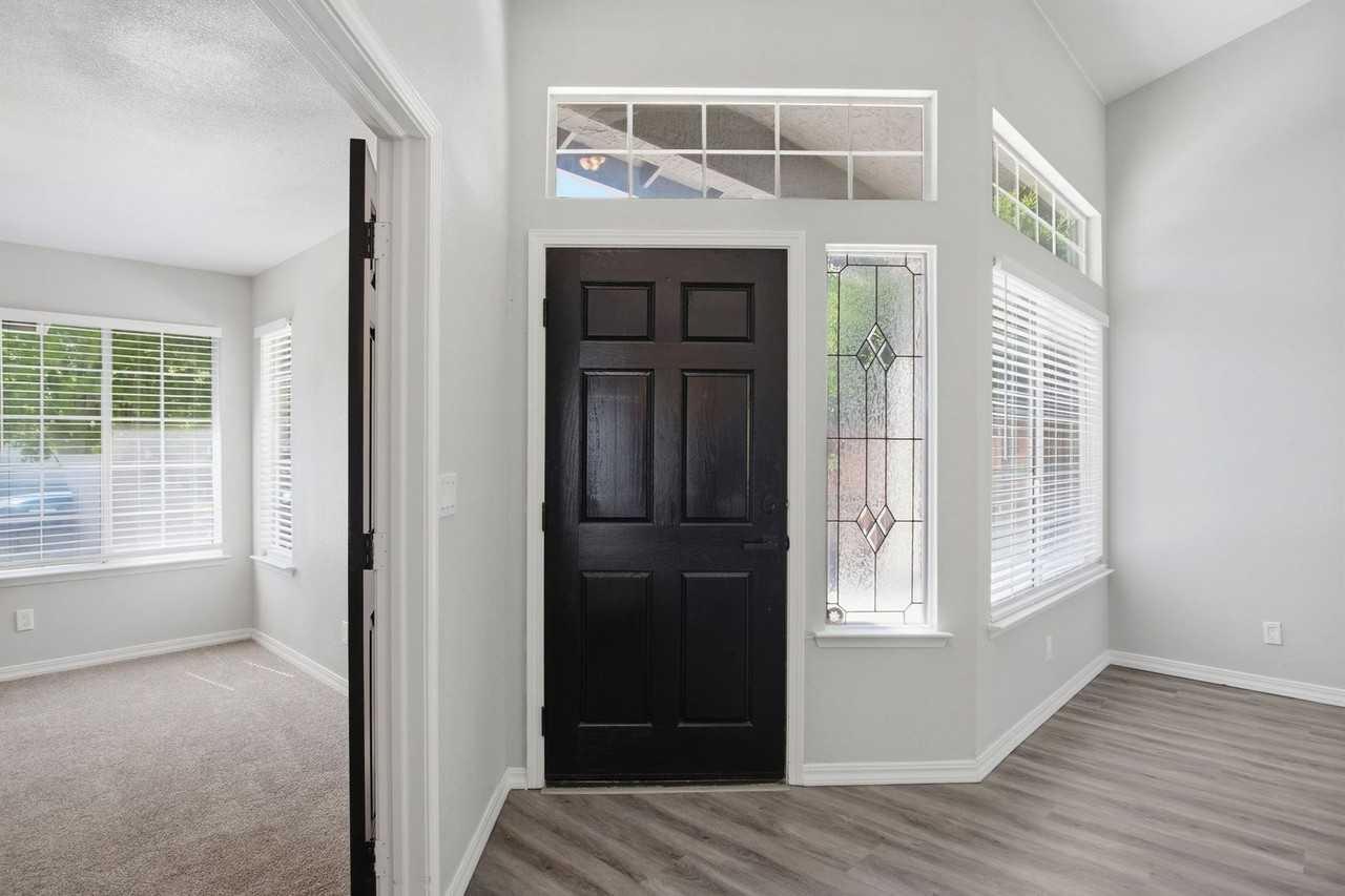 7300 Saltgrass Way - Photo 5 of 36