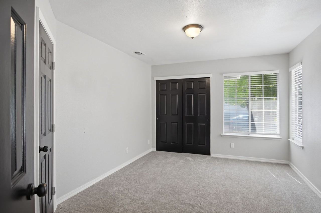 7300 Saltgrass Way - Photo 6 of 36