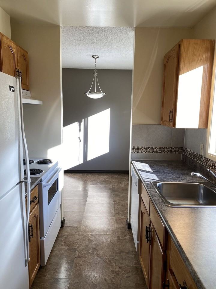 1503 9 Ave - Photo 4 of 15