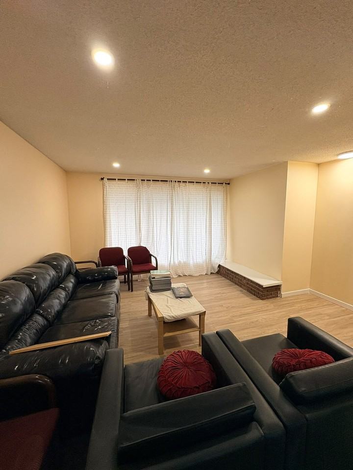 5051 Vantage Cres Nw - Photo 2 of 10