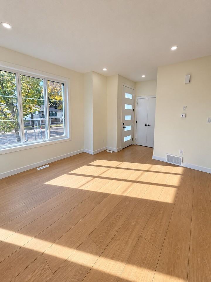 7722 122 Ave Nw - Photo 6 of 24