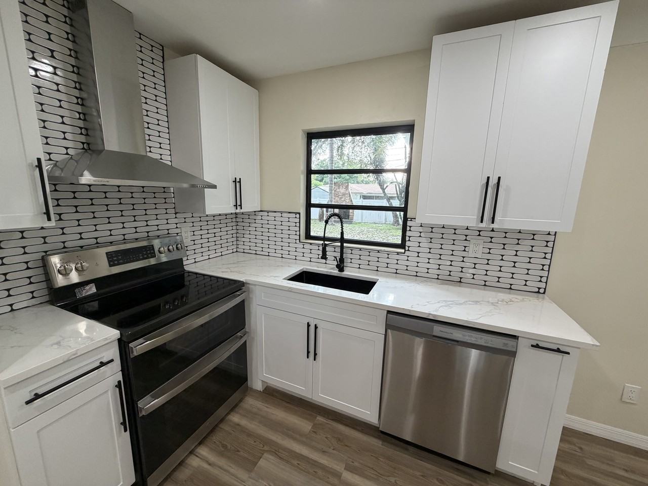1418 Dexter Dr #NA - Photo 3 of 17