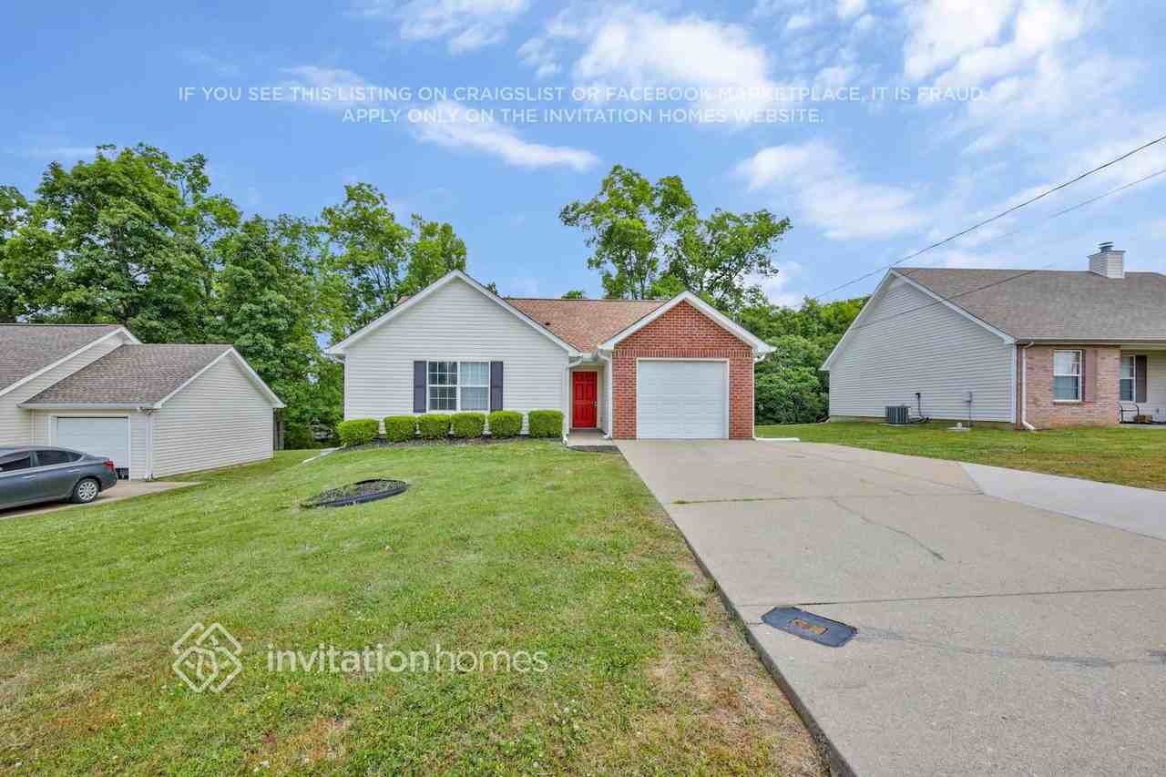 1304 Lyndsey Ridge Dr - Photo 2 of 26