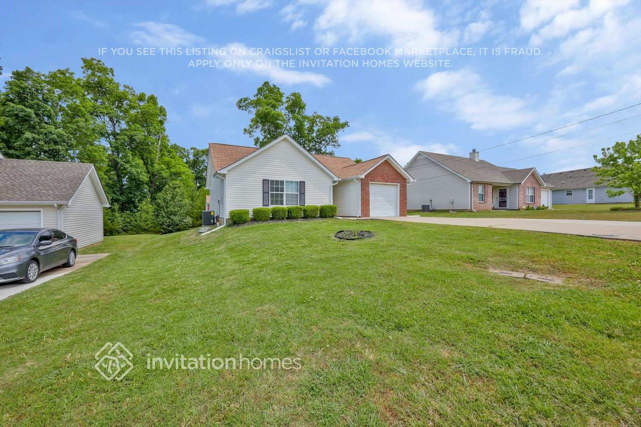 1304 Lyndsey Ridge Dr - Photo 3 of 26