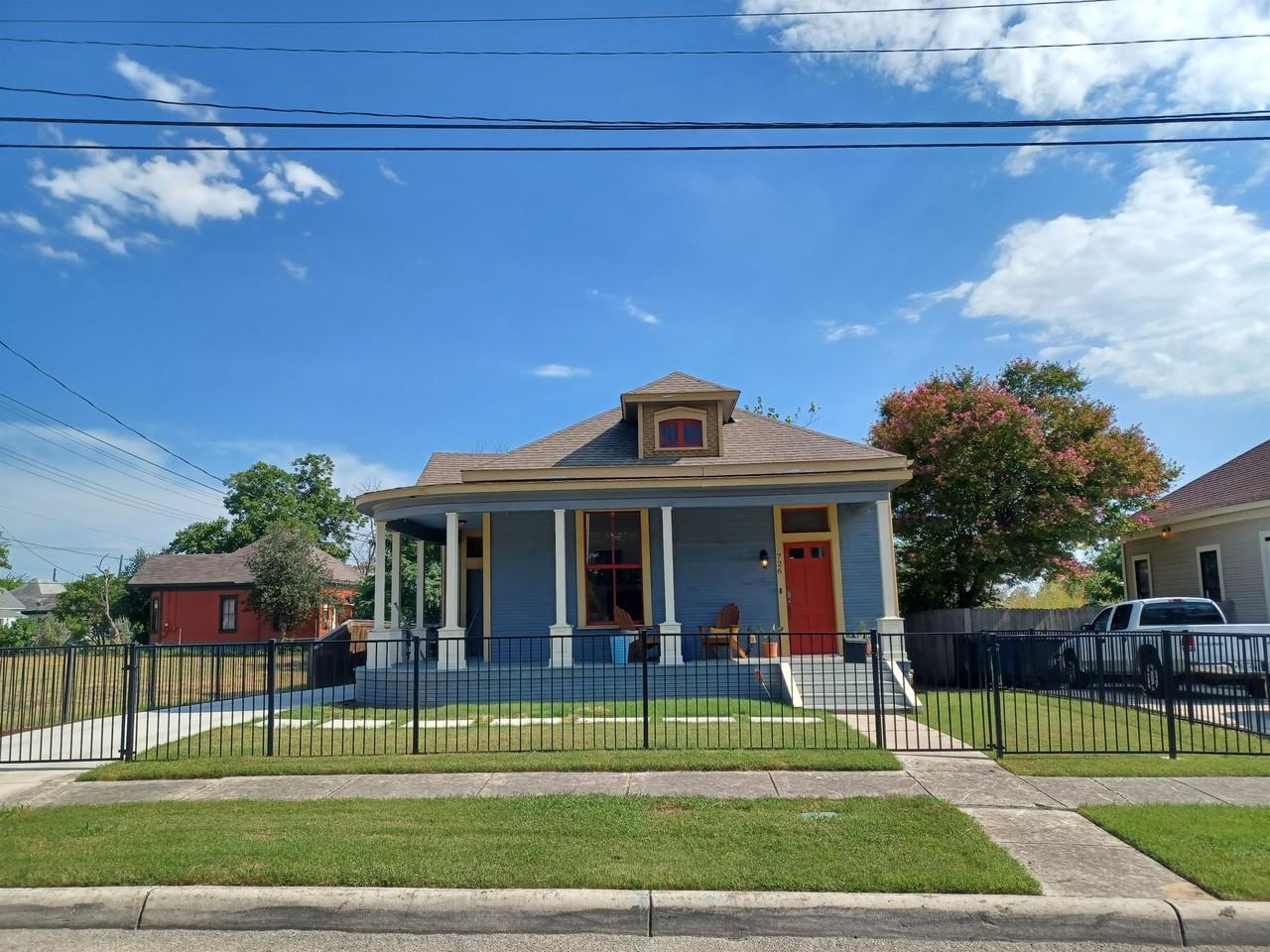 726 Dawson St #1 - Photo 4 of 25