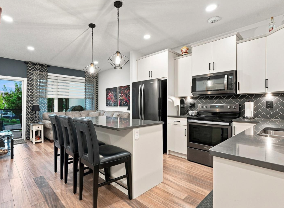 105 Willis Cres - Photo 4 of 42