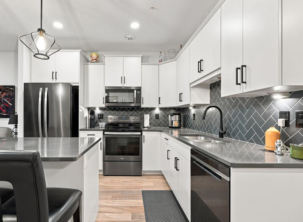105 Willis Cres - Photo 5 of 42