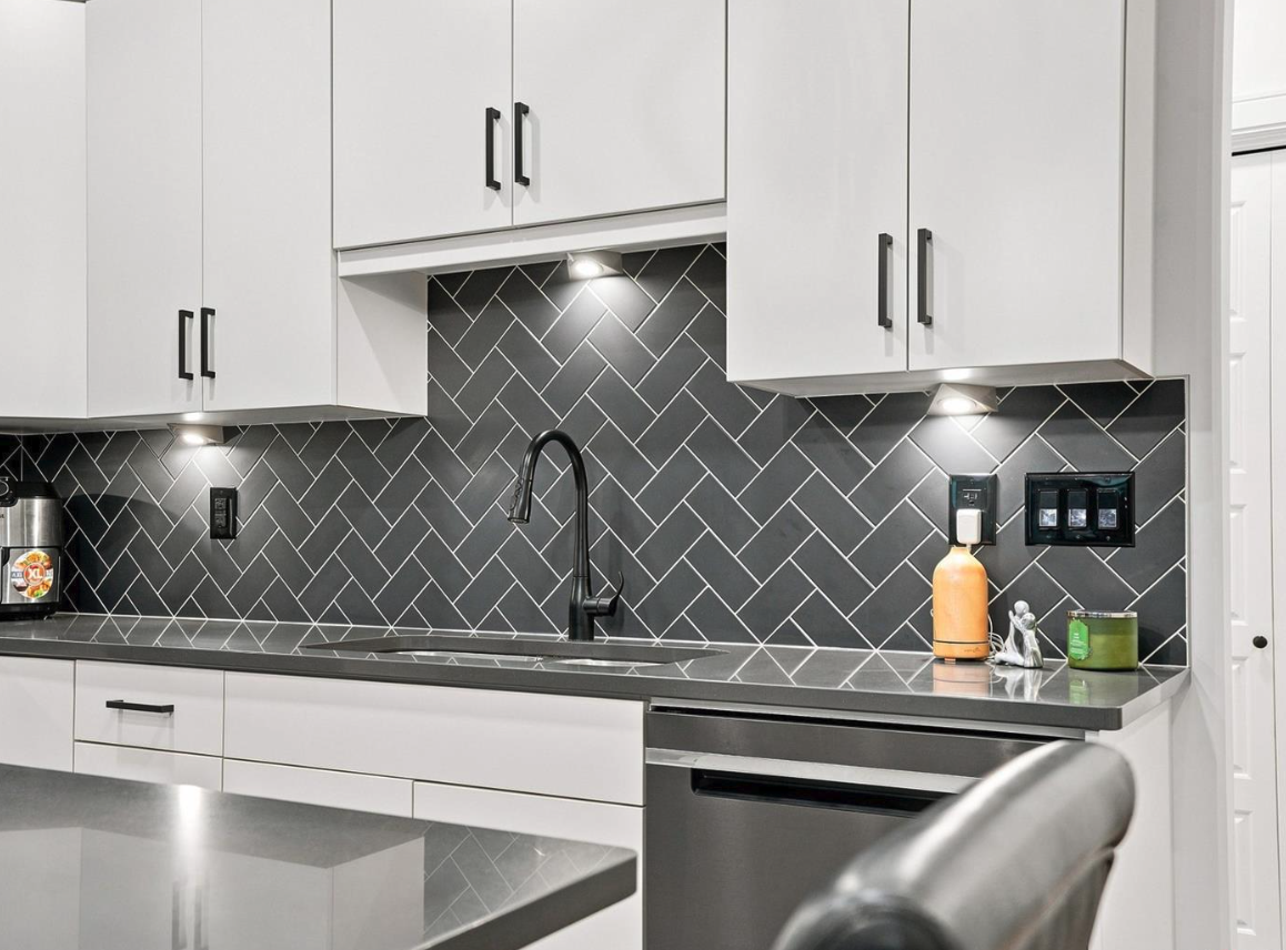 105 Willis Cres - Photo 6 of 42