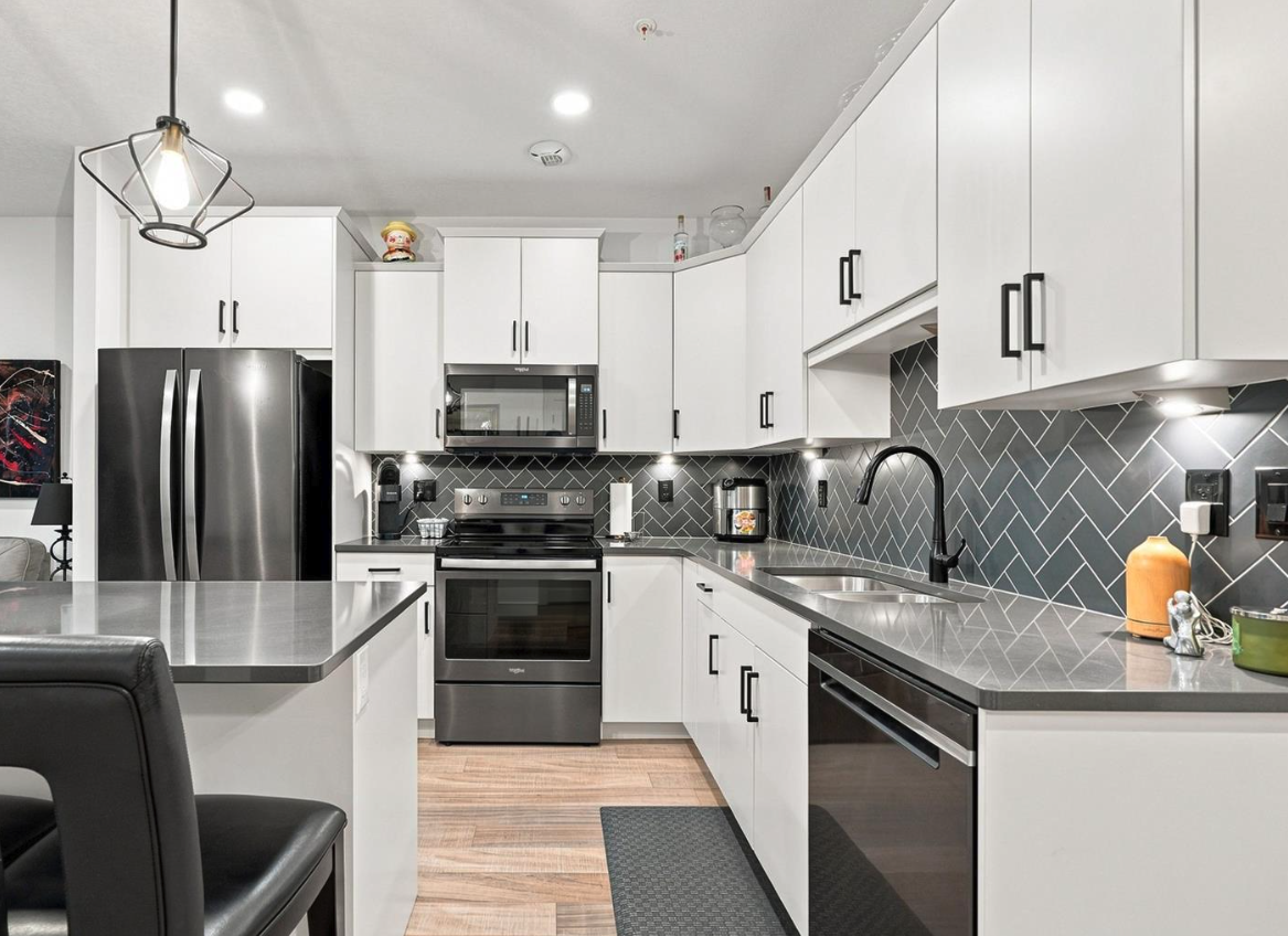 105 Willis Cres - Photo 7 of 42