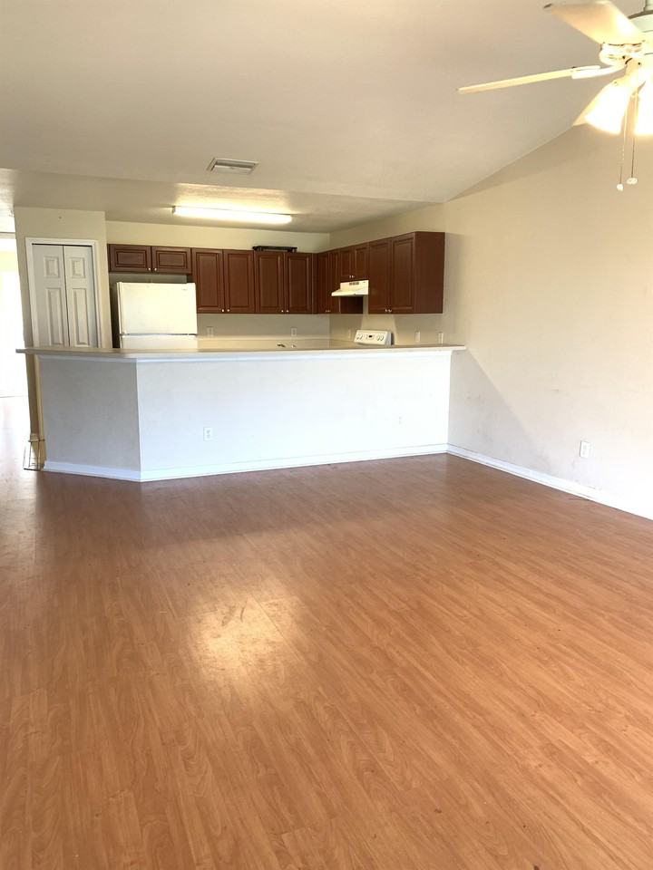 907 Ne 15th Ln #907 - Photo 2 of 11