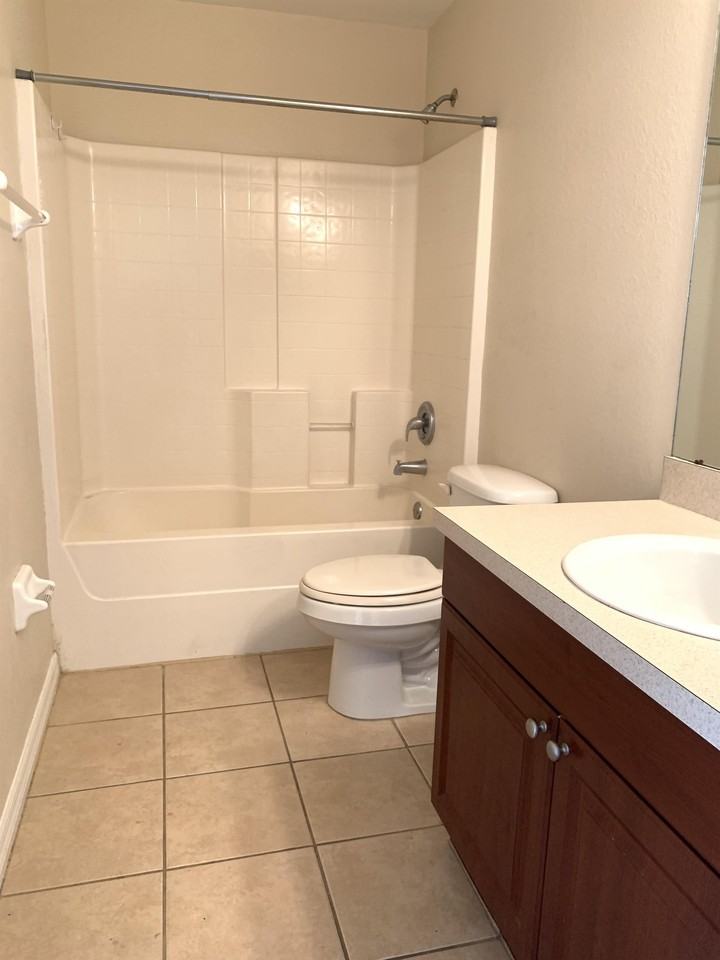 907 Ne 15th Ln #907 - Photo 7 of 11