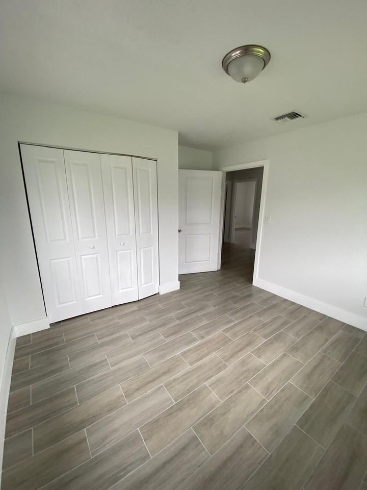 220 Jackson Ave #1 - Photo 7 of 17