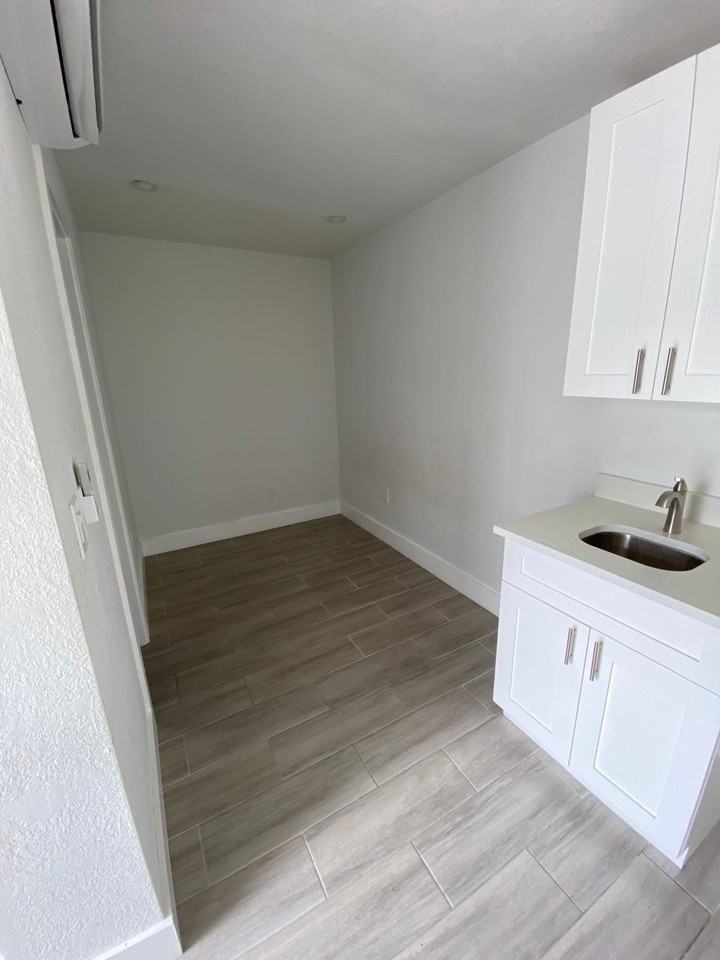 216 Jackson Ave #1 - Photo 3 of 7