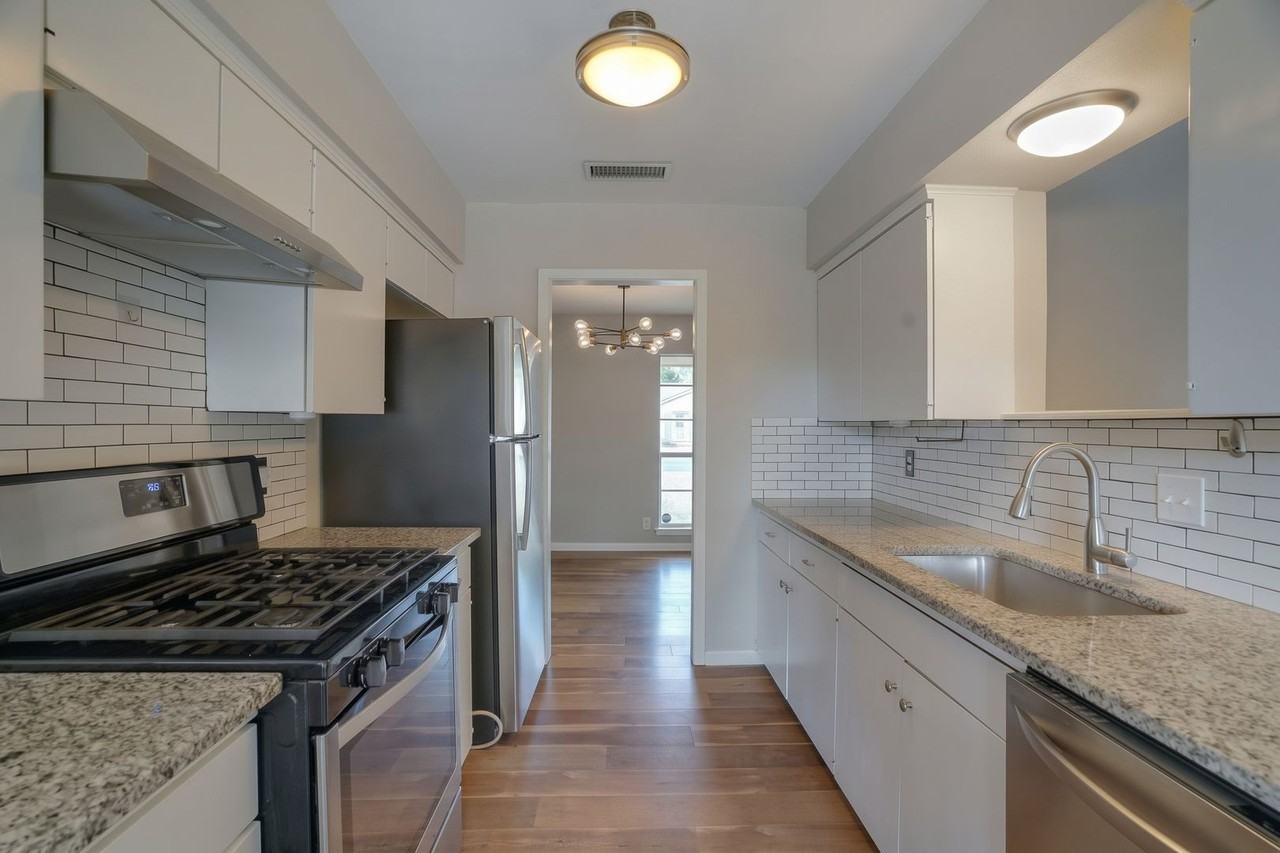 10110 Aspen St - Photo 4 of 20