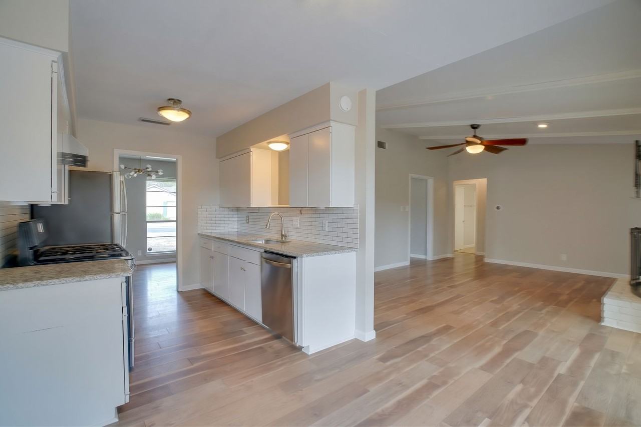 10110 Aspen St - Photo 5 of 20