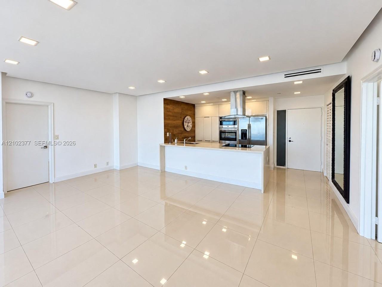 7601 East Treasure Drive - Photo 5 of 7
