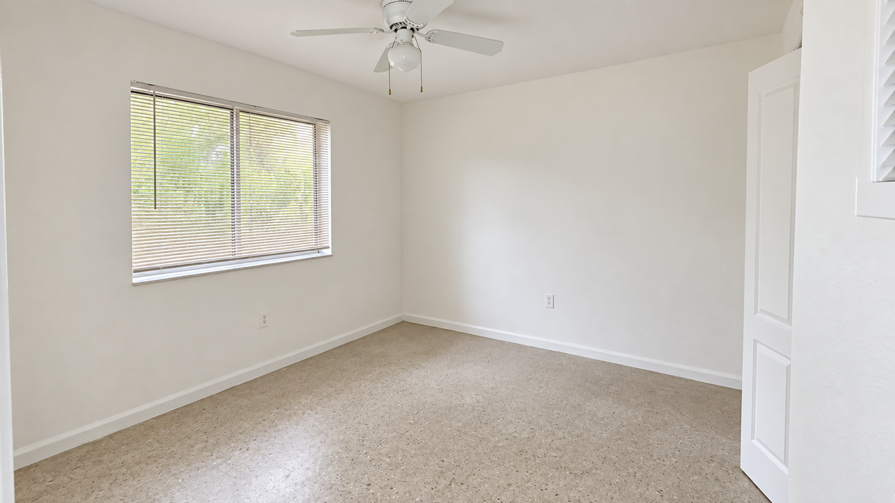 1217 NW 2 AVE - Photo 5 of 20