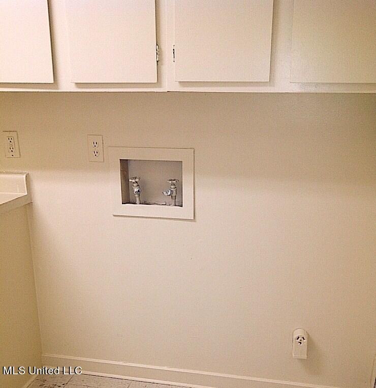 836 Riverview Dr - Photo 4 of 12