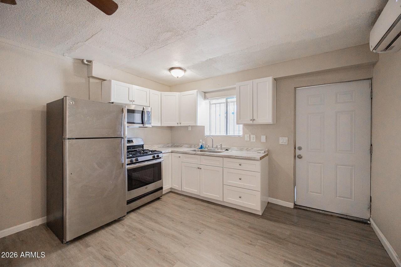 7153 N 62nd Ave #E - Photo 5 of 14