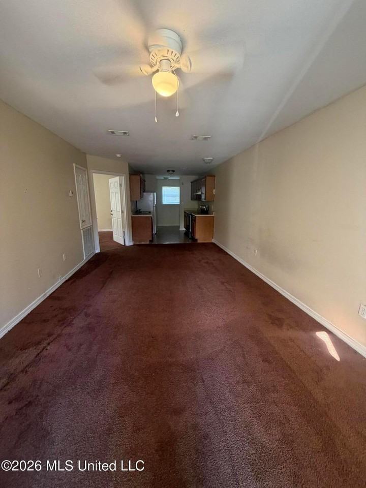 923 Parkview Pl - Photo 3 of 13