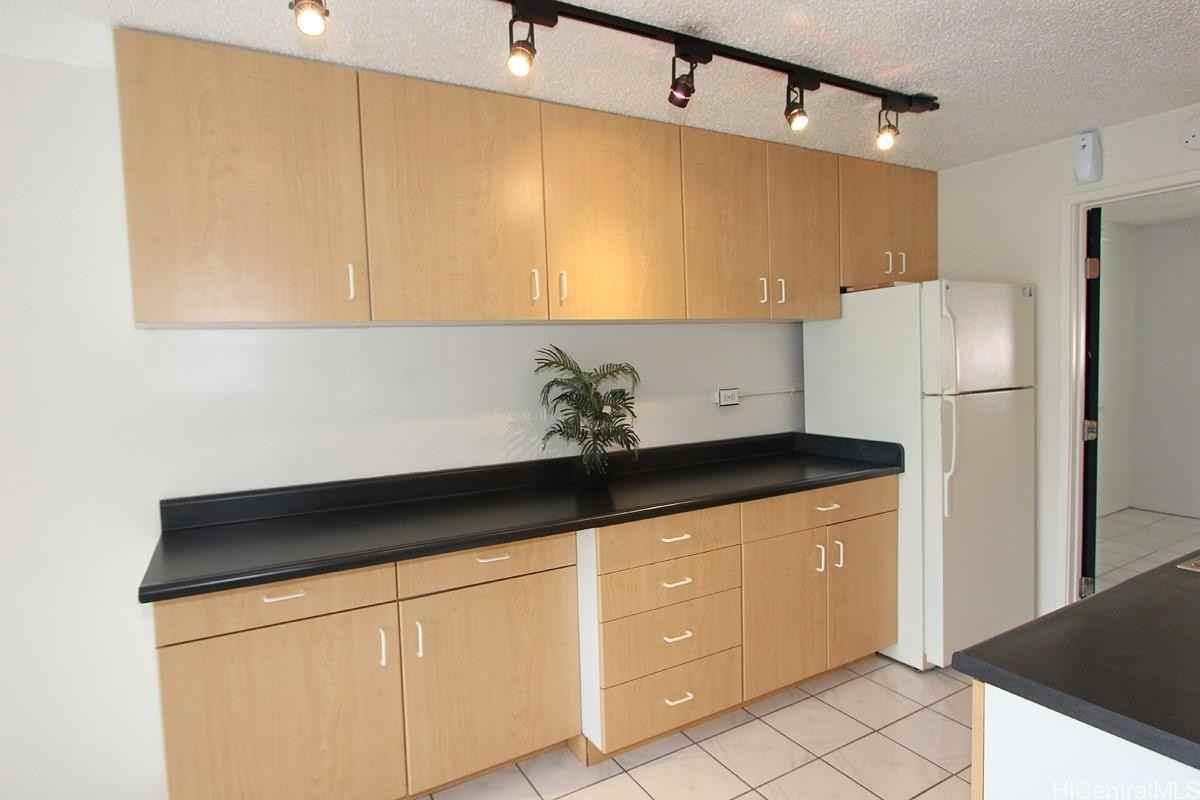 1427 Alexander St #302 - Photo 2 of 9